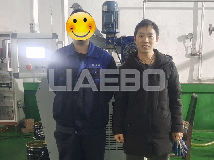 上海某特種潤滑劑有限公司 260液壓三輥機調(diào)試成功